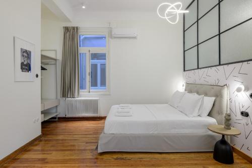 En eller flere senger på et rom på 3bdr Modern Design & Bright Interiors in Plaka