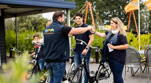a group of people standing with their bikes at Resort Rhederlaagse Meren in Lathum