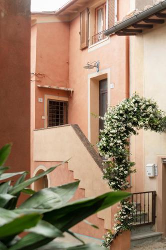 a building with a staircase with flowers on it at La Bella di Lajatico in Laiatico