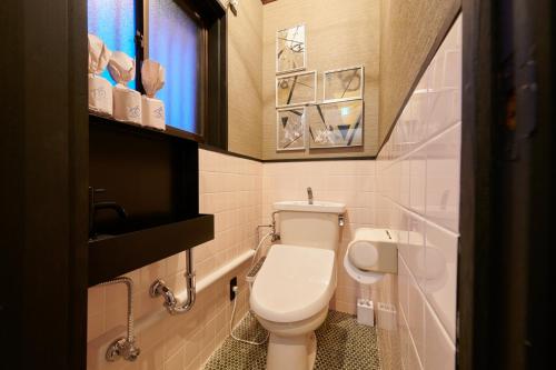 niewielka łazienka z toaletą i oknem w obiekcie Awaji Aquamarine Resort #3 - Self Check-In Only w mieście Awaji