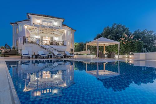 AkrotiriにあるFrido Luxury Villa with Jacuzziのギャラリーの写真