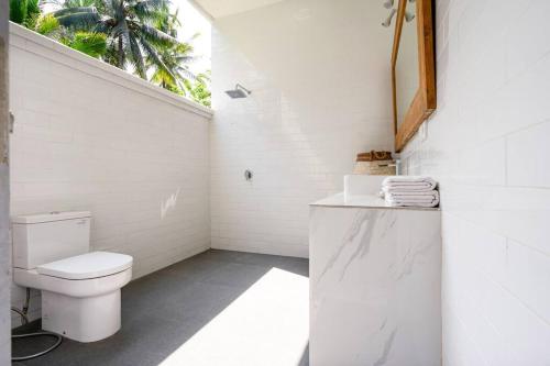 Bilik mandi di Adi Dharma Villa Madewi pulukan