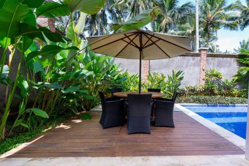 Kolam renang di atau dekat dengan Adi Dharma Villa Madewi pulukan