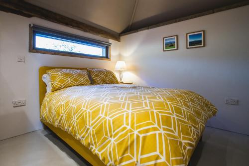 Postel nebo postele na pokoji v ubytování 2 Bed Flat - Sleeps 4 - Parking - Wifi