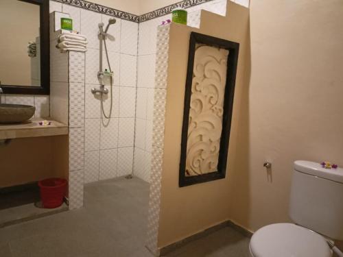Ett badrum på Rumah Askara