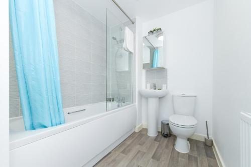 a bathroom with a toilet and a tub and a sink at Arkwright House - Modern Townhouse close to Nottingham City Centre in Nottingham