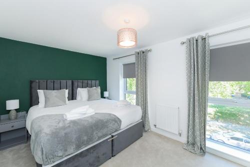 Una cama o camas en una habitación de Arkwright House - Modern Townhouse close to Nottingham City Centre