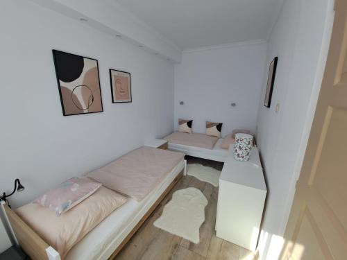 een kleine kamer met een bed en een bureau bij Lily Apartman Siófok in Siófok
