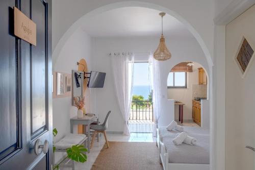 Postel nebo postele na pokoji v ubytování Pefkides Aegina Boutique Apartments