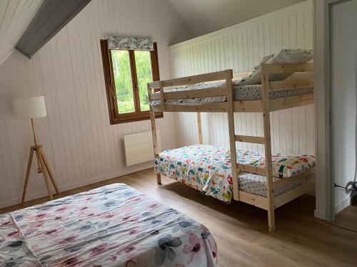 - une chambre avec deux lits superposés et un lit dans l'établissement Les Terrasses de St Pastous, à Saint-Pastous