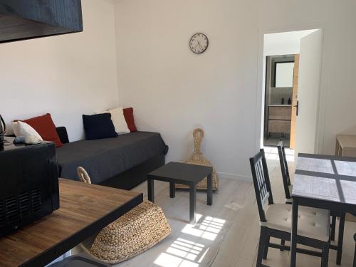 un salon avec un canapé et une table dans l'établissement Résidence de l’Hippodrome, à Deauville