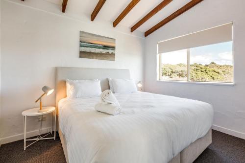 Katil atau katil-katil dalam bilik di Canal Rocks Beachfront Apartments
