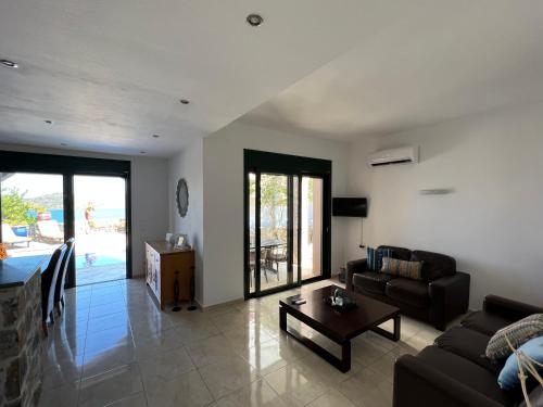 Ruang duduk di Villa Helios