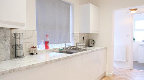Virtuvė arba virtuvėlė apgyvendinimo įstaigoje New Contractor House & M1 Access & LLA & Dunstable