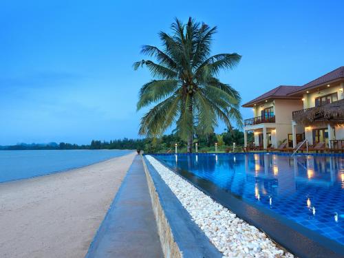 Bazén v ubytování Sara Beachfront Boutique Resort nebo v jeho okolí