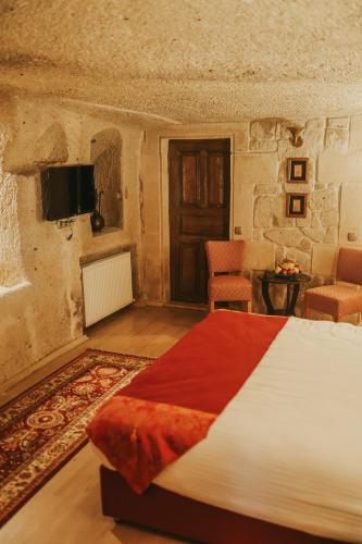 a bedroom with a large bed in a room at Elaa Cave Hotel in Ortahisar