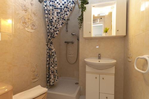 A bathroom at 1216 THALASSA Estudio - Apivend Immo