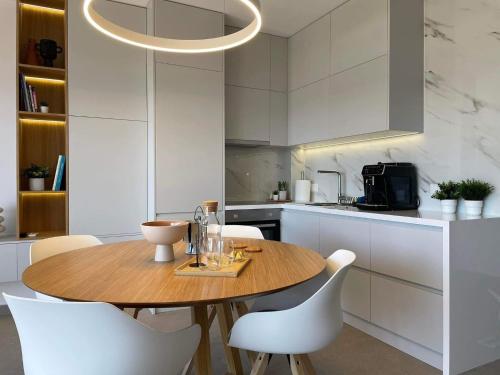 Una cocina o kitchenette en Thea Luxury Apartment