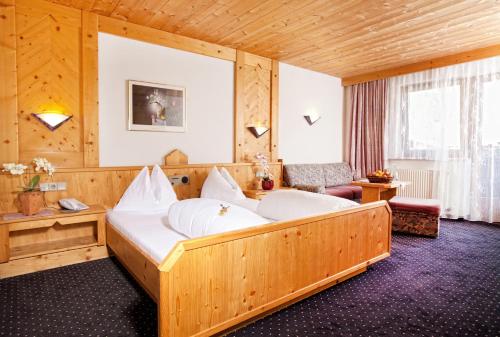 sypialnia z dużym łóżkiem w pokoju w obiekcie Appartementhaus zum Holzknecht am See w Neustift im Stubaital