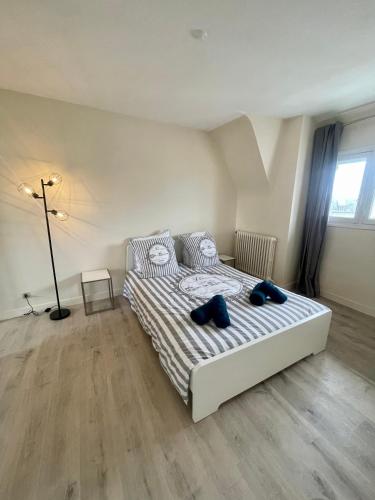 Säng eller sängar i ett rum på Deauville Serenity - Spacieux & Chic à Place Morny