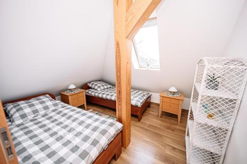 um pequeno quarto com 2 beliches e uma escada em Apartament Pastorówka em Pisz