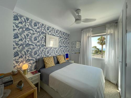 - une chambre dotée d'un lit avec du papier peint bleu et blanc dans l'établissement Hesperides, à Motril