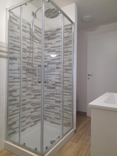 um chuveiro com uma caixa de vidro na casa de banho em Il Poggio Degli Olivi em Serò