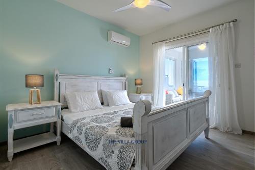 Un pat sau paturi într-o cameră la Thea Vista Apartment
