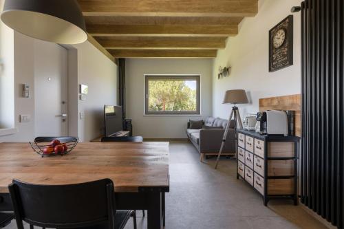 een woonkamer met een tafel en een bank bij Le Querce exclusive c house in Viterbo