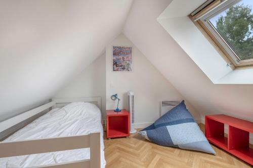 アルゾンにあるMaison pour 5 - Grand jardin - 700m de la plageのベッドルーム1室(ベッド1台、赤いテーブル付)