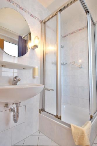 Ένα μπάνιο στο Villa Auszeit Hotel Garni
