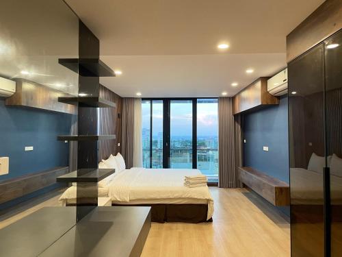 河內的住宿－HNC Premier Hotel & Residences，一间卧室设有一张床和一个大窗户