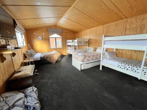 Двухъярусная кровать или двухъярусные кровати в номере Tractor Shed