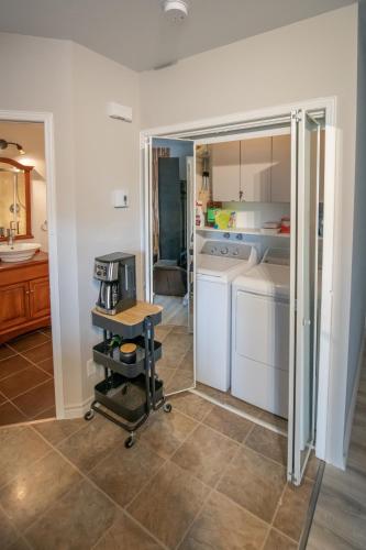 a kitchen with a washer and dryer at Les résidences touristiques Victoria in La Baie