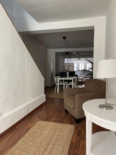 - un salon avec un canapé et une table dans l'établissement IRUA APARTAMENTOS, à Ronda