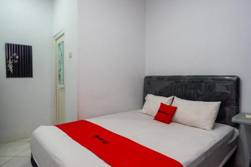 RedDoorz At Jalan Raya Baturaden tesisinde bir odada yatak veya yataklar