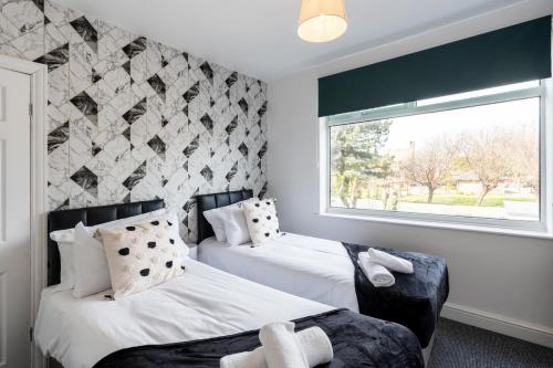 Säng eller sängar i ett rum på Modern & Contractors & Leisure & Driveway Parking & Garden