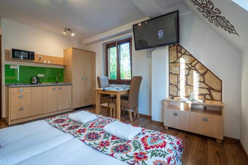 Kuchyňa alebo kuchynka v ubytovaní Aparteo Apartamenty Strzelców Podhalańskich 34