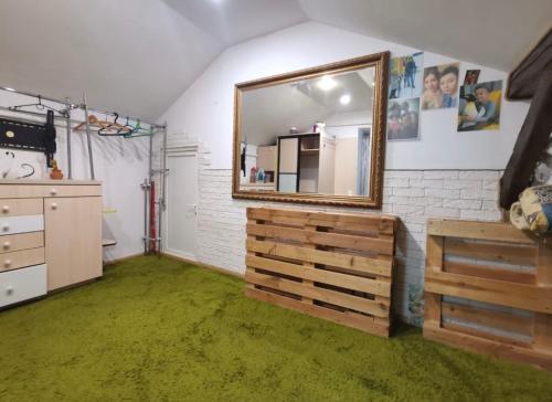 ein Schlafzimmer mit einem Spiegel und einem grünen Teppich in der Unterkunft Квартира для Вас! вул. Голинського, 8! in Lwiw