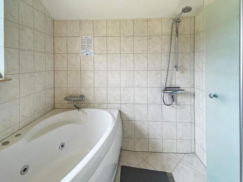 eine weiße Badewanne im Bad mit Dusche in der Unterkunft 8 person holiday home in Toftlund in Vestergård