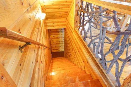 Φωτογραφία από το άλμπουμ του Cozy Creekside Log Cabin w Firepit, Hot Tub, WIFI σε Κλίβελαντ