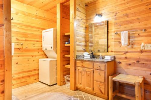 Ένα μπάνιο στο Cozy Creekside Log Cabin w Firepit, Hot Tub, WIFI