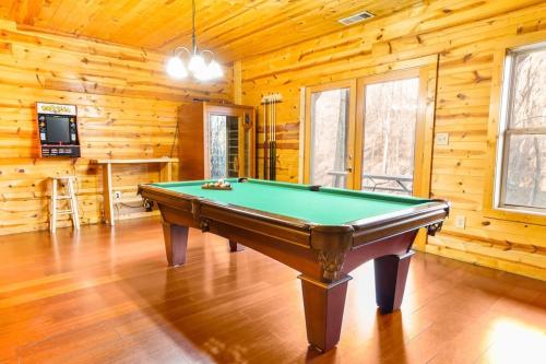 Τραπέζι μπιλιάρδου στο Cozy Creekside Log Cabin w Firepit, Hot Tub, WIFI