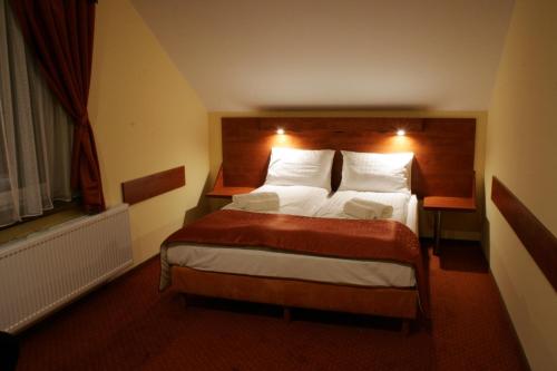 Ein Bett oder Betten in einem Zimmer der Unterkunft Hotel Kuźnia Oberża Polska