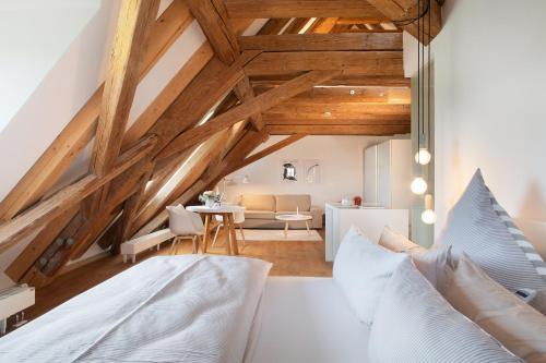 um quarto com uma cama e uma sala de jantar em Schloss Kirchberg - Schlossnest em Immenstaad am Bodensee