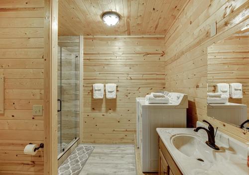 Koupelna v ubytování Private Luxury Cabin w Pool Table and Firepit