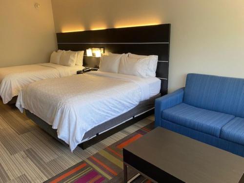 Ліжко або ліжка в номері Holiday Inn Express & Suites Warrensburg North, an IHG Hotel