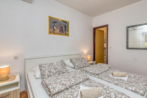 een witte slaapkamer met een bed en een bank bij Matea Rooms in Funtana