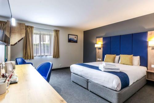 Days Inn Peterborough tesisinde bir odada yatak veya yataklar