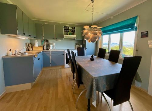 Kuchyň nebo kuchyňský kout v ubytování Leknes Panorama Lofoten
